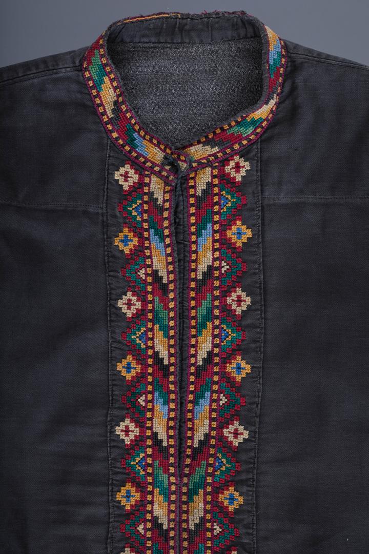 Men's embroidered shirt