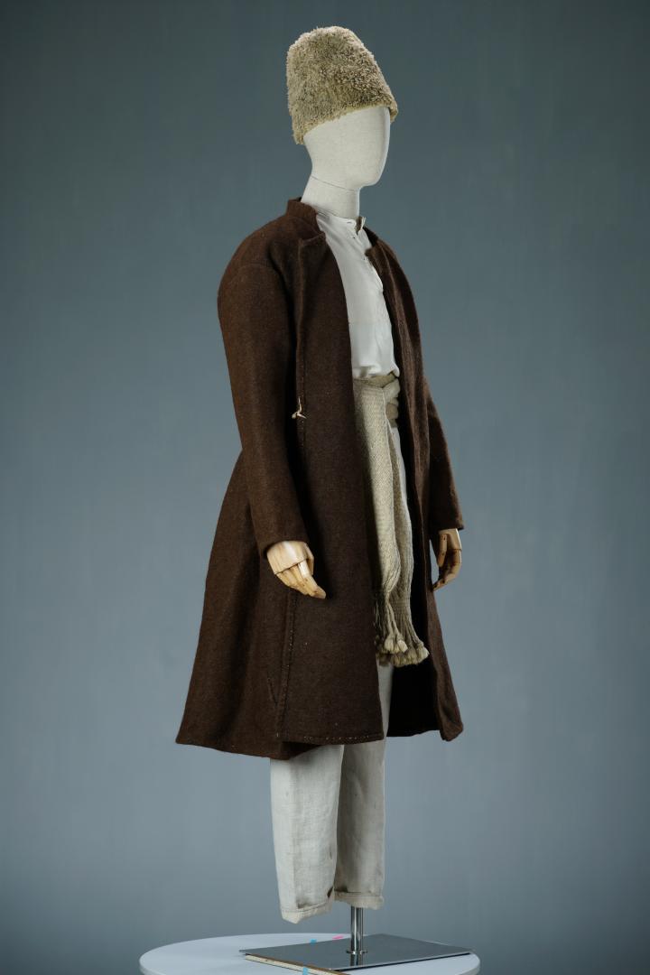 Men's casual attire