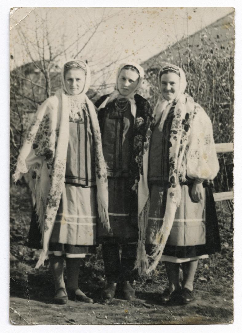 Три жінки у народному вбранні