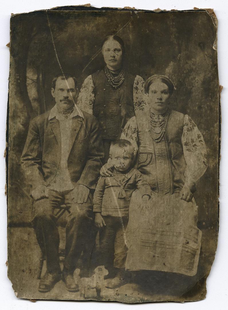 Чоловік, жінка і дівчина у народному вбранні та хлопчик у матросці