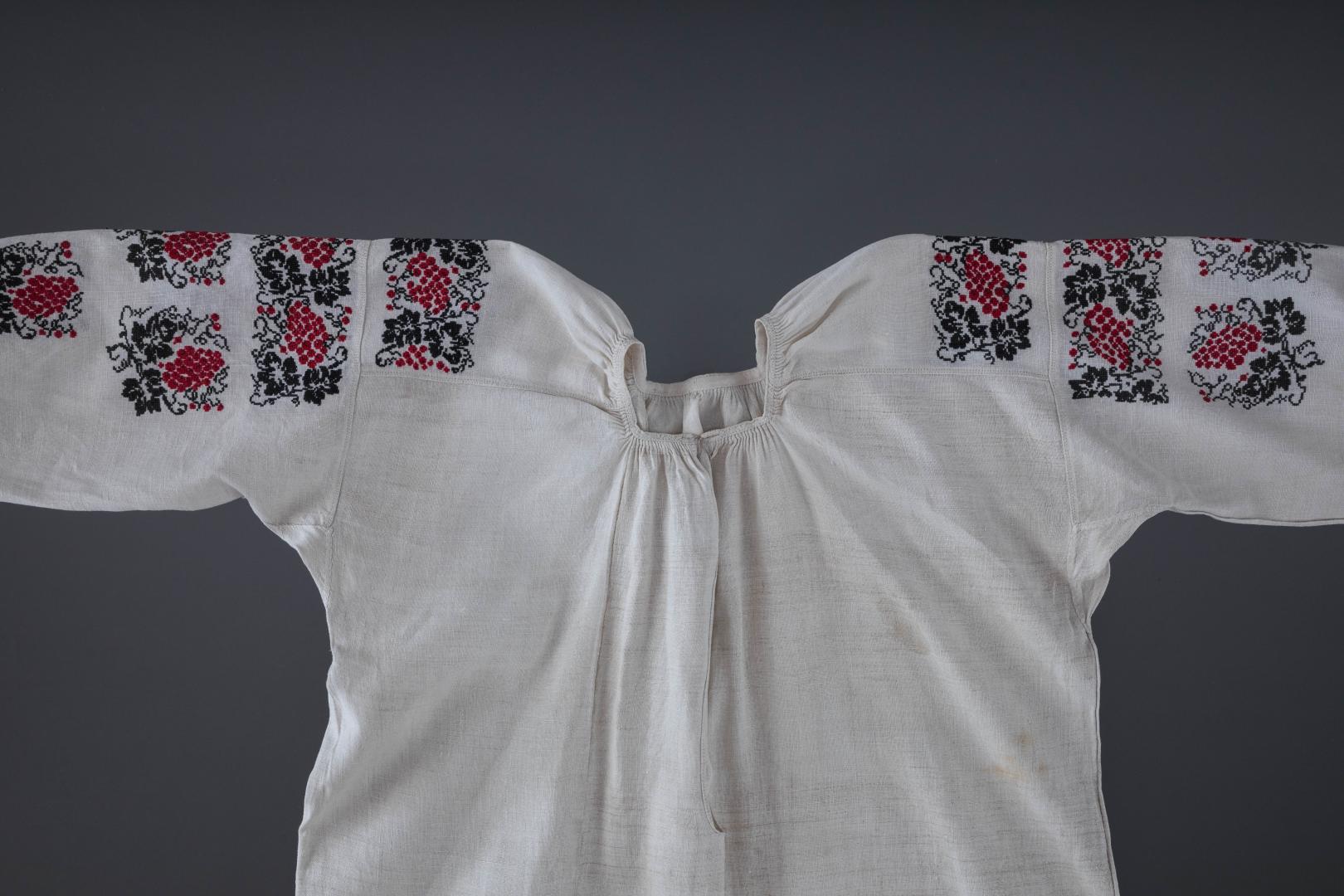 Women's embroidered shirt