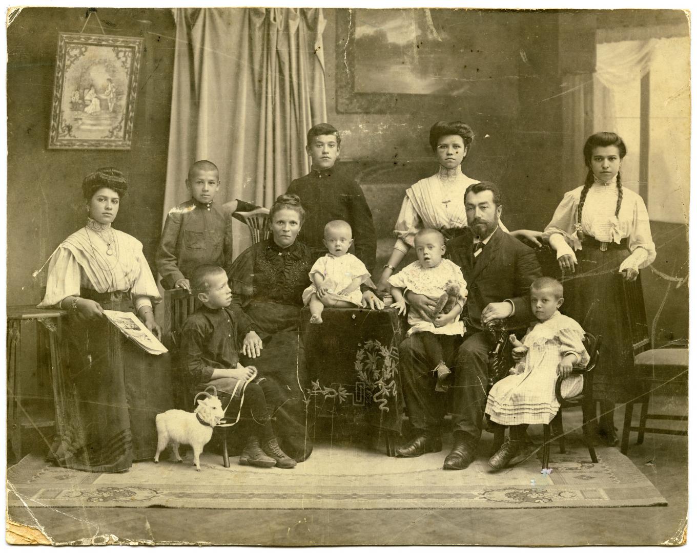 Фото. Дворянська родина в міщанському вбранні