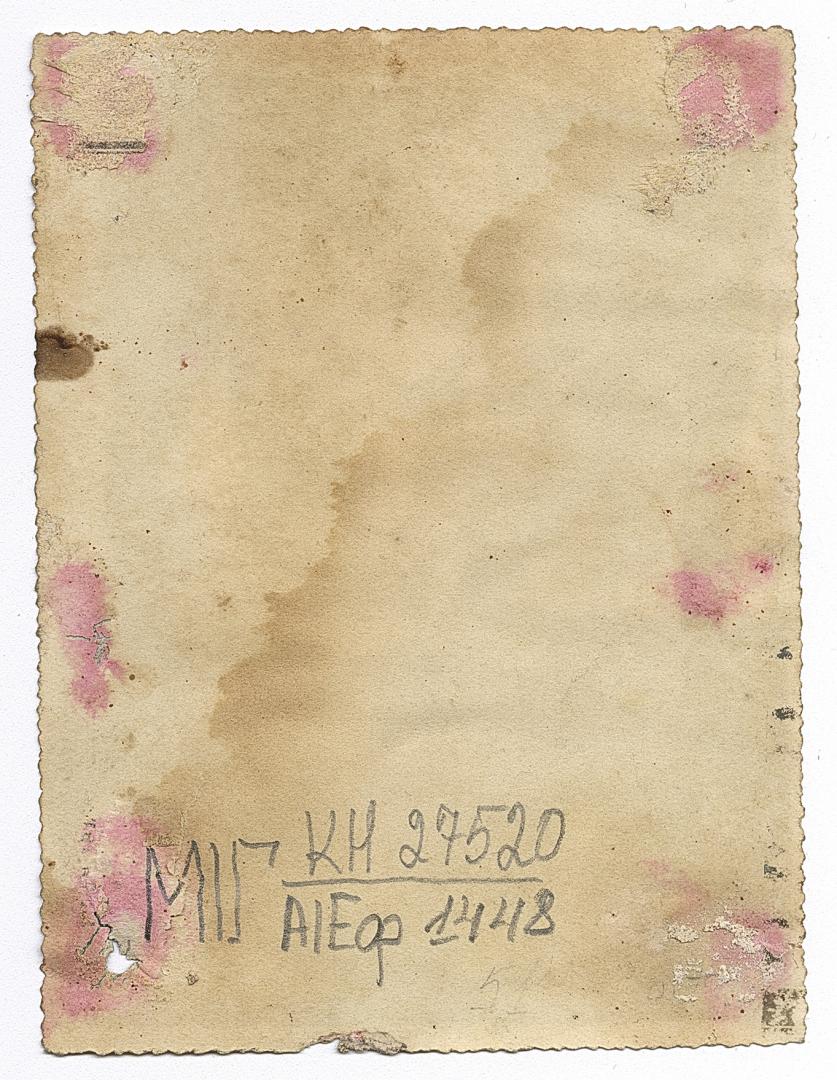 Чоловік з дівчинкою на руках та дві жінки у народному вбранні