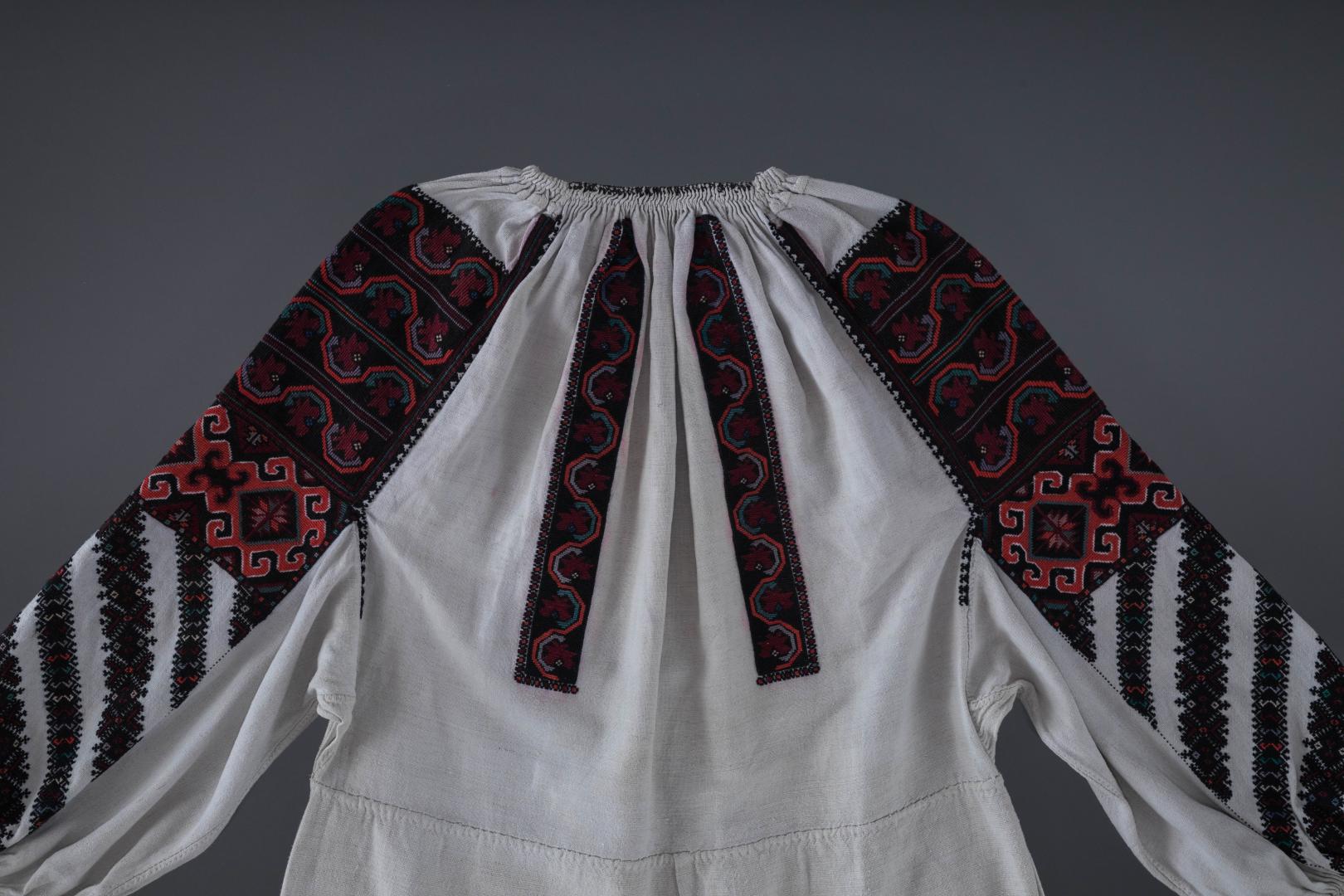 Women's embroidered shirt