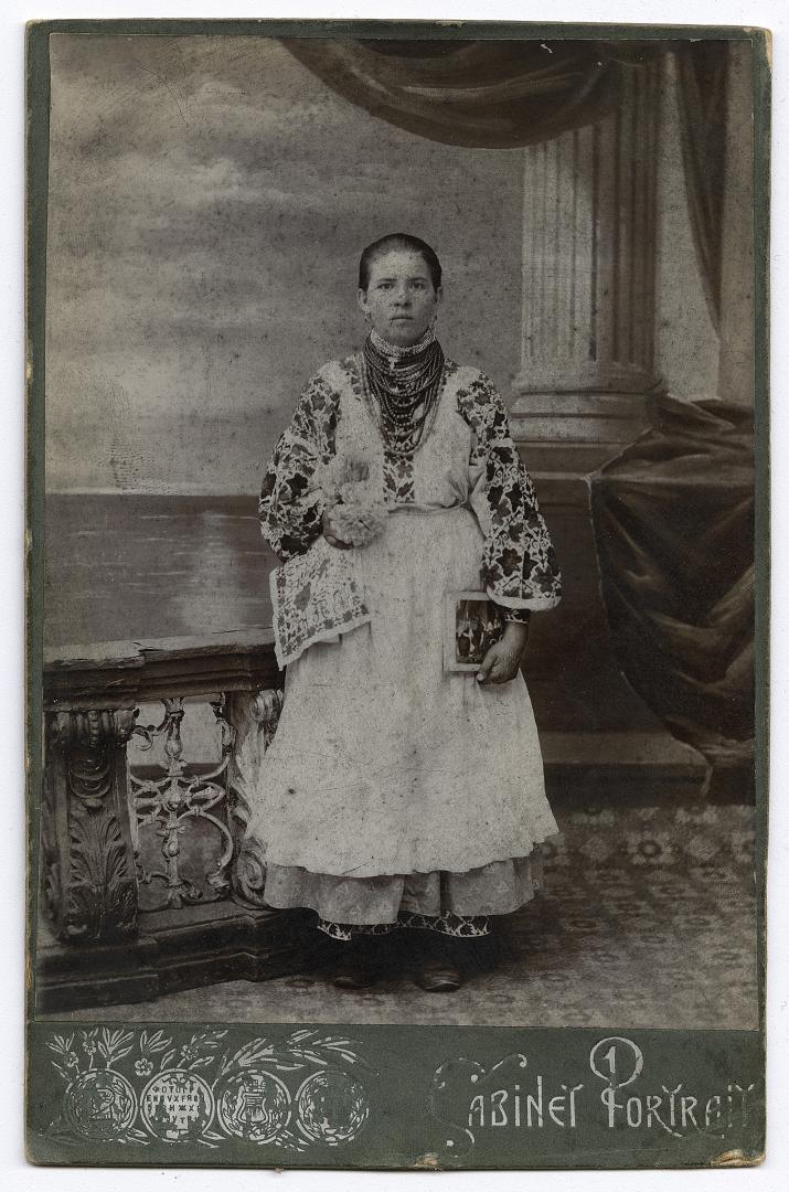 Дівчина у народному вбранні