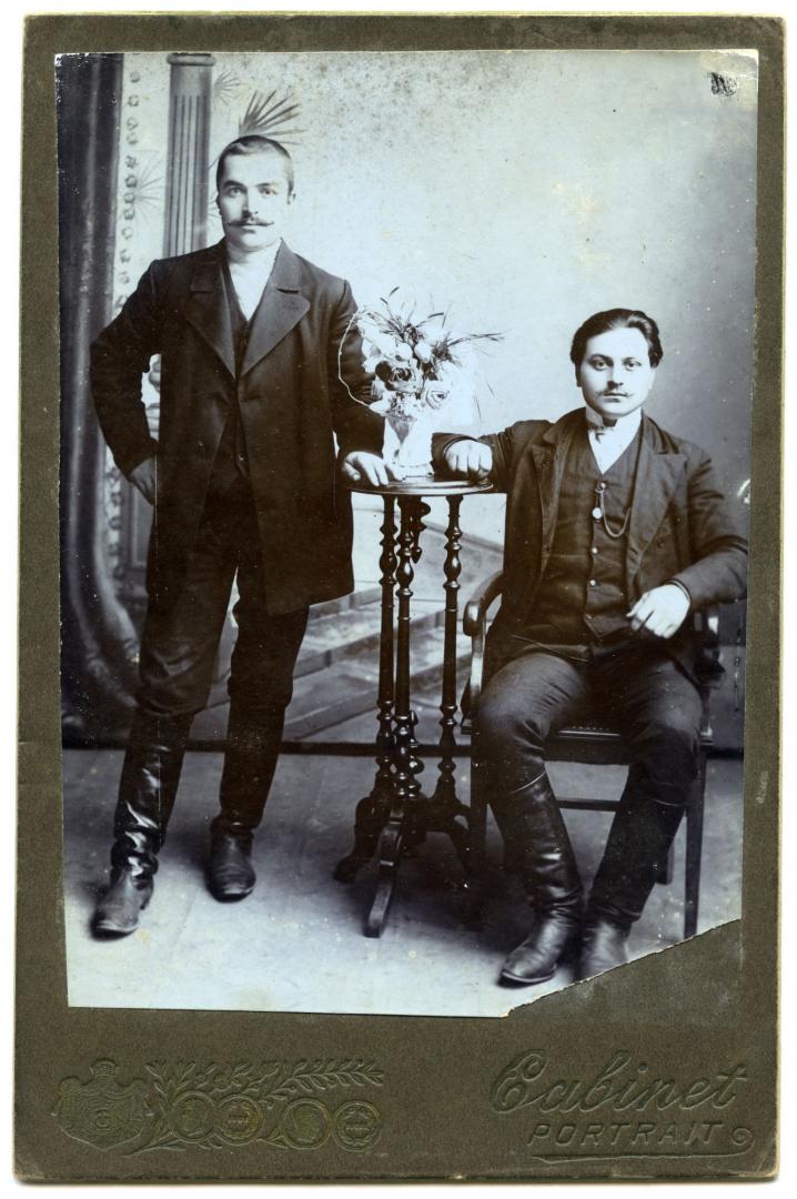 Фото. Двоє молодих чоловіків у міщанському вбранні