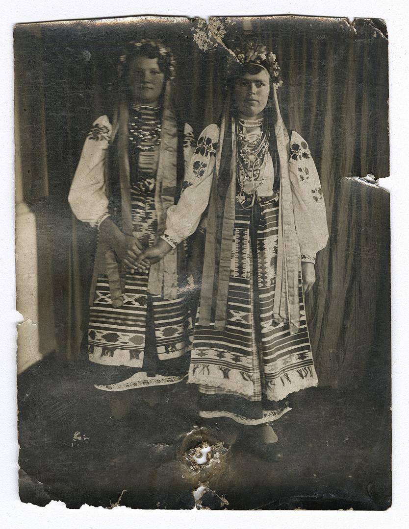 Весільне фото. Наречена та дружка