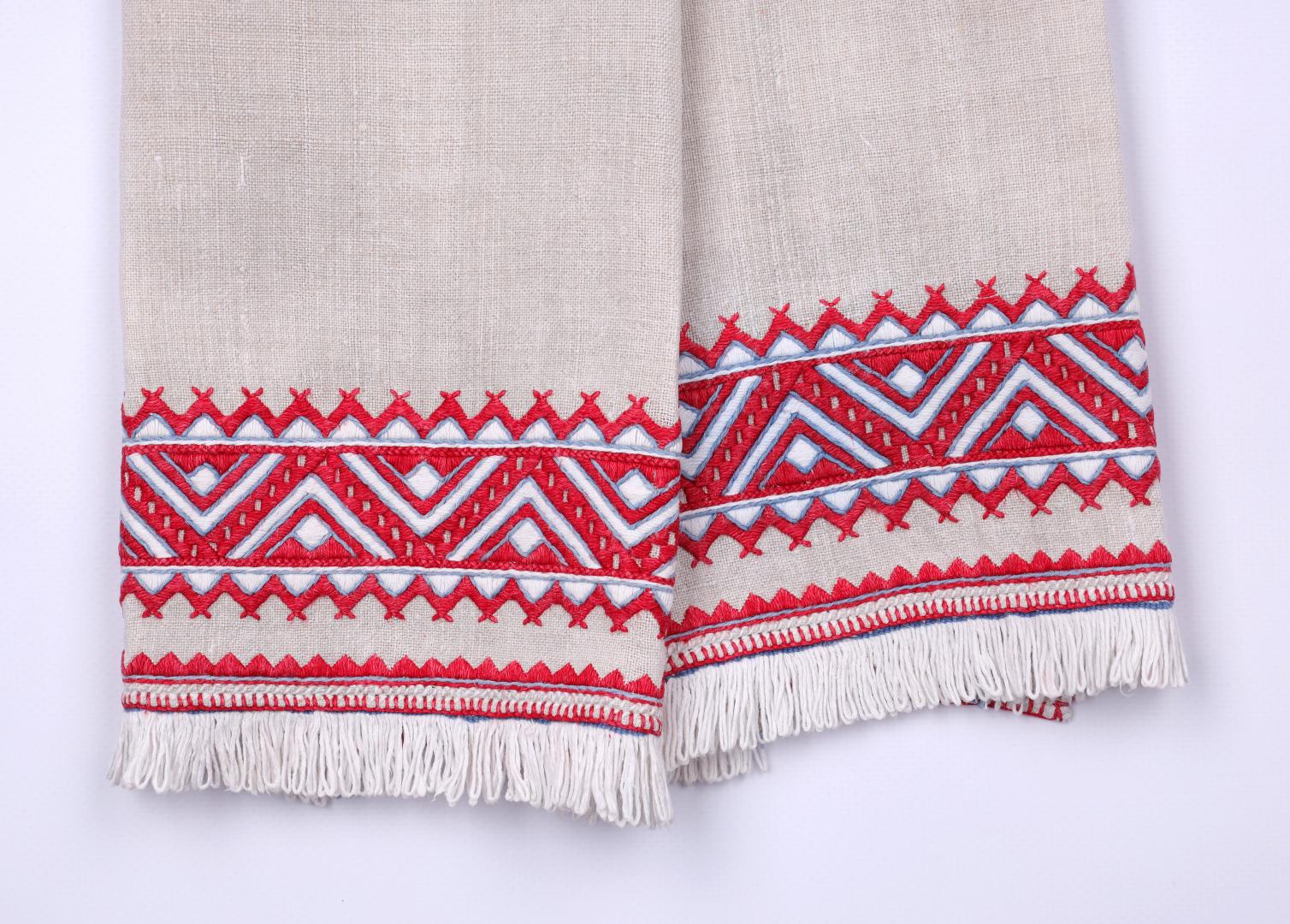 Embroidered scarf 