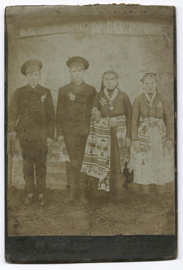 Молодий і молода з дружкою та боярином