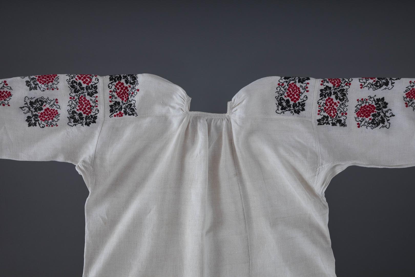 Women's embroidered shirt