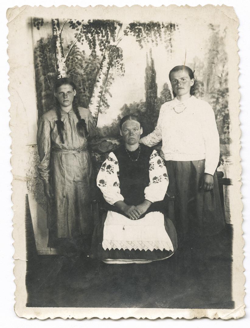 Три дівчини