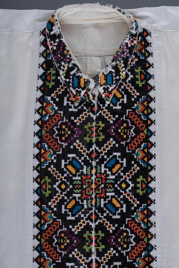Men's embroidered shirt