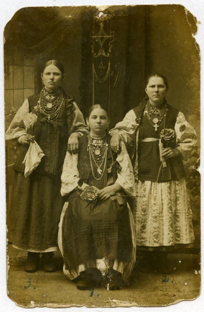 Фото. Дівчата у народному вбранні