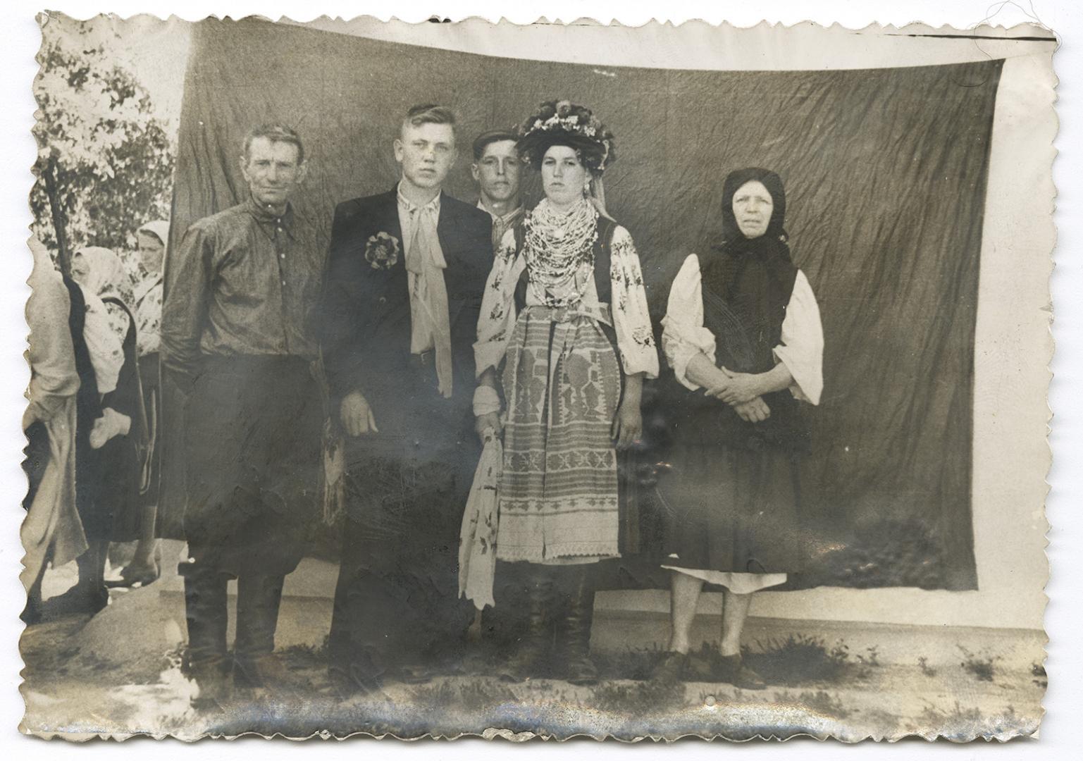 Весільний гурт біля хати