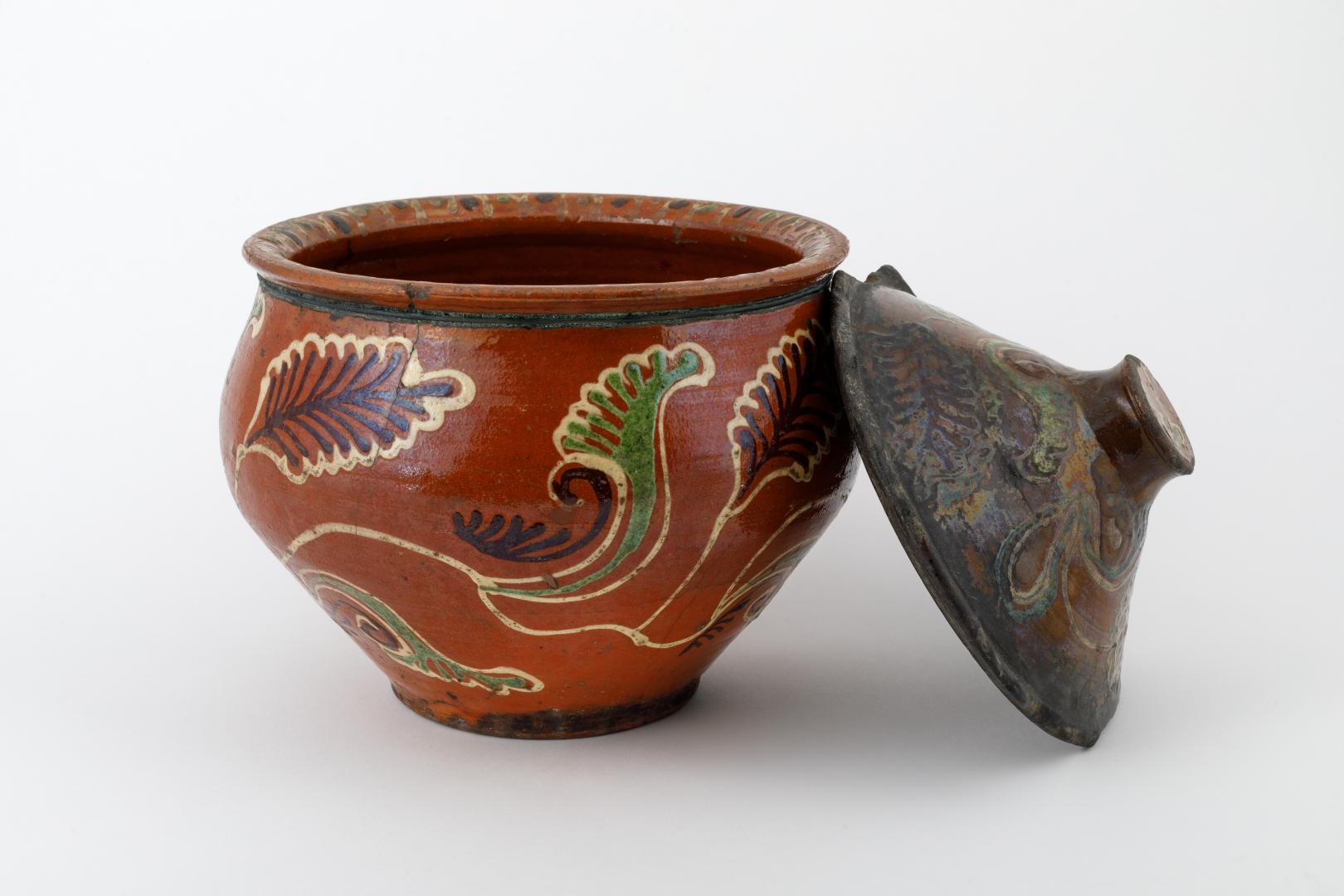 Makitra (bowl) with a lid