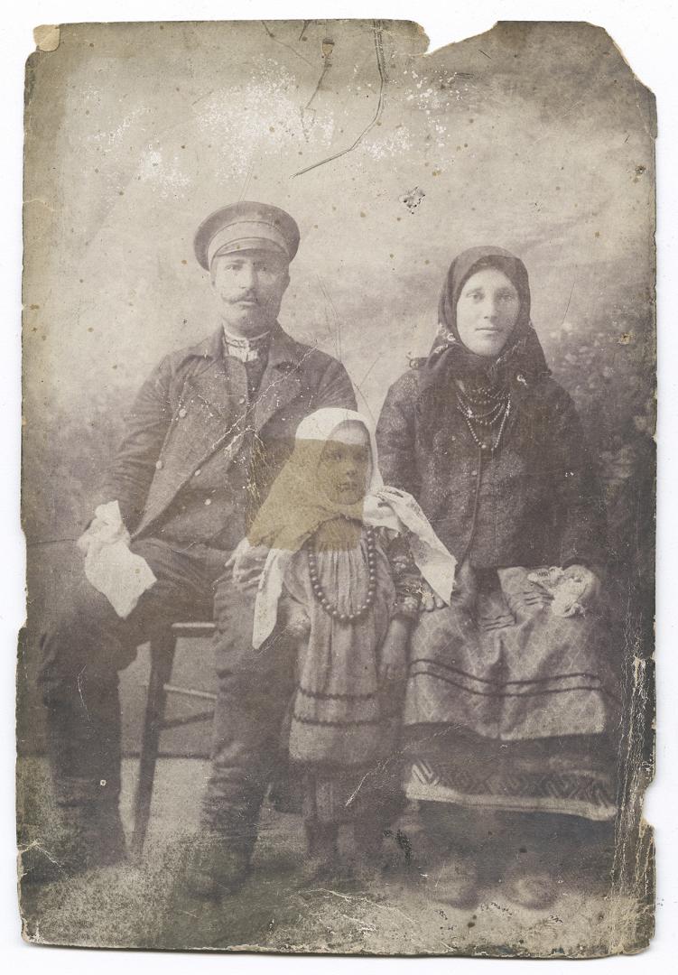 Родинне фото - чоловік, молодиця та дівчинка