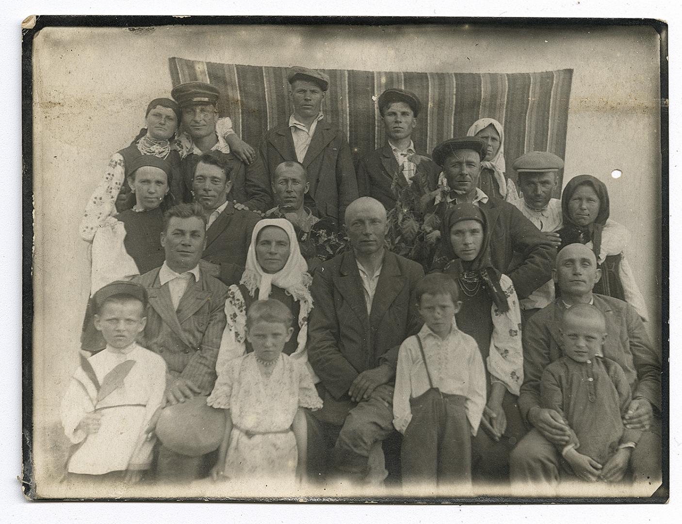 Групове фото - діти та жінки у  народному вбранні