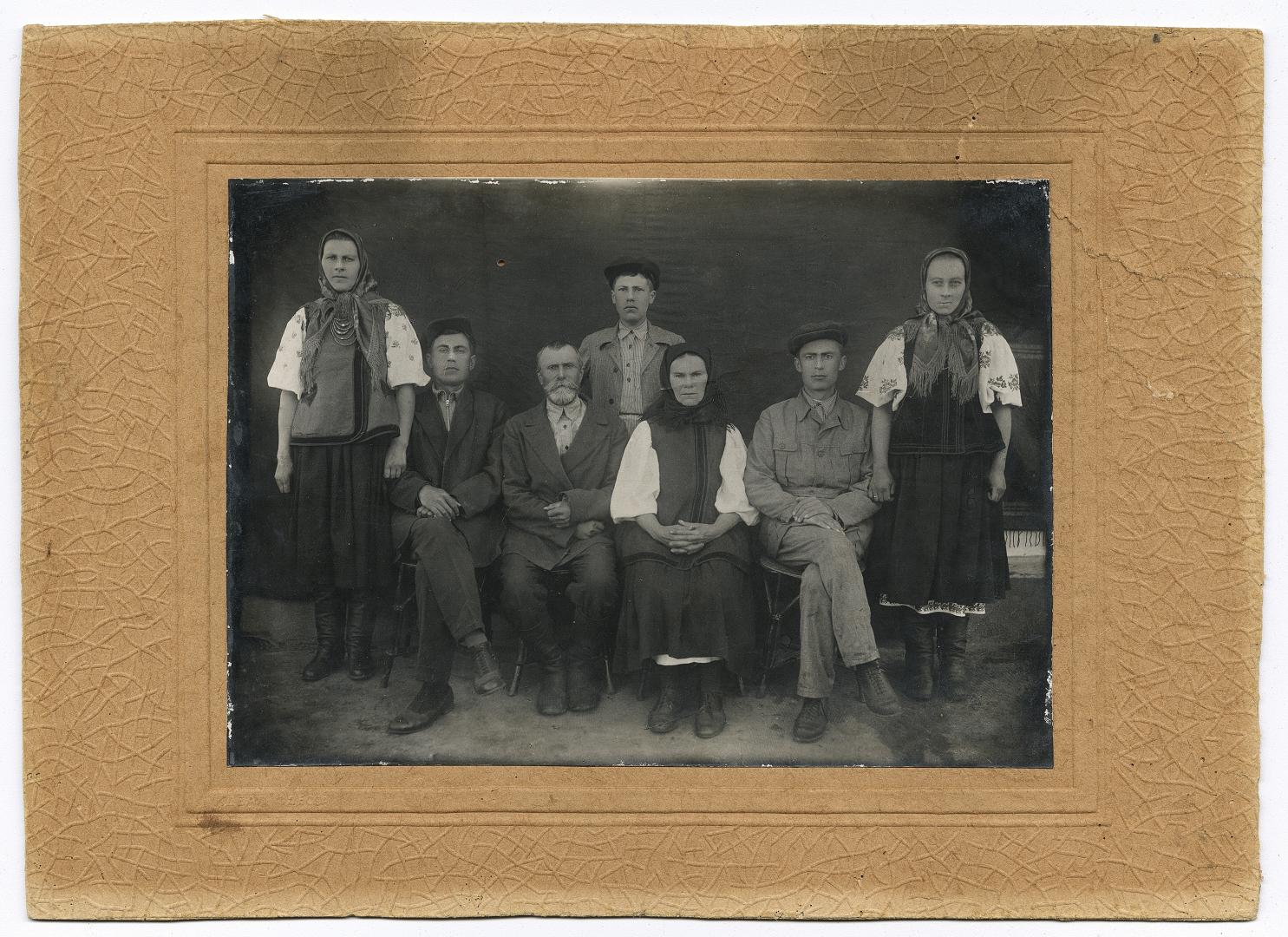 Четверо чоловіків і три жінки у народному вбранні