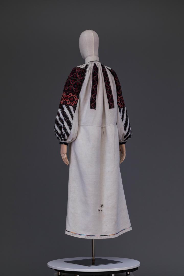 Women's embroidered shirt