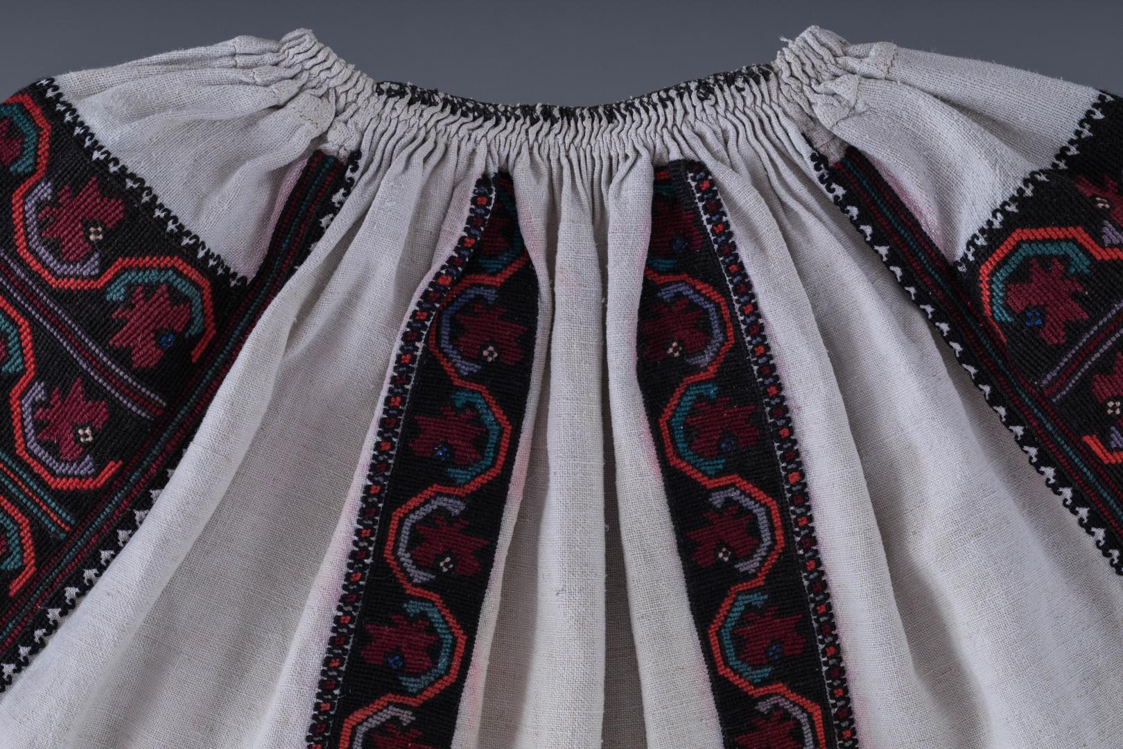 Women's embroidered shirt