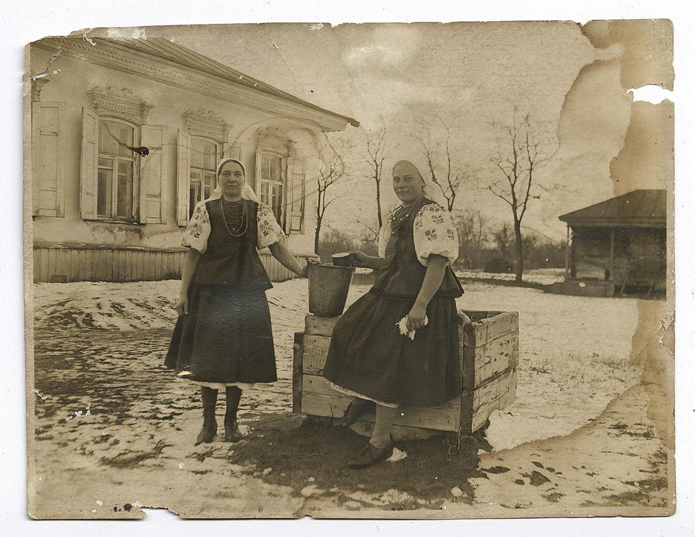 Дві жінки у народному вбранні