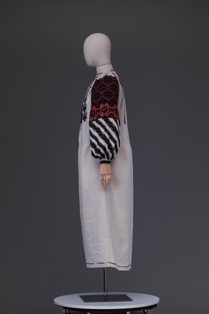 Women's embroidered shirt