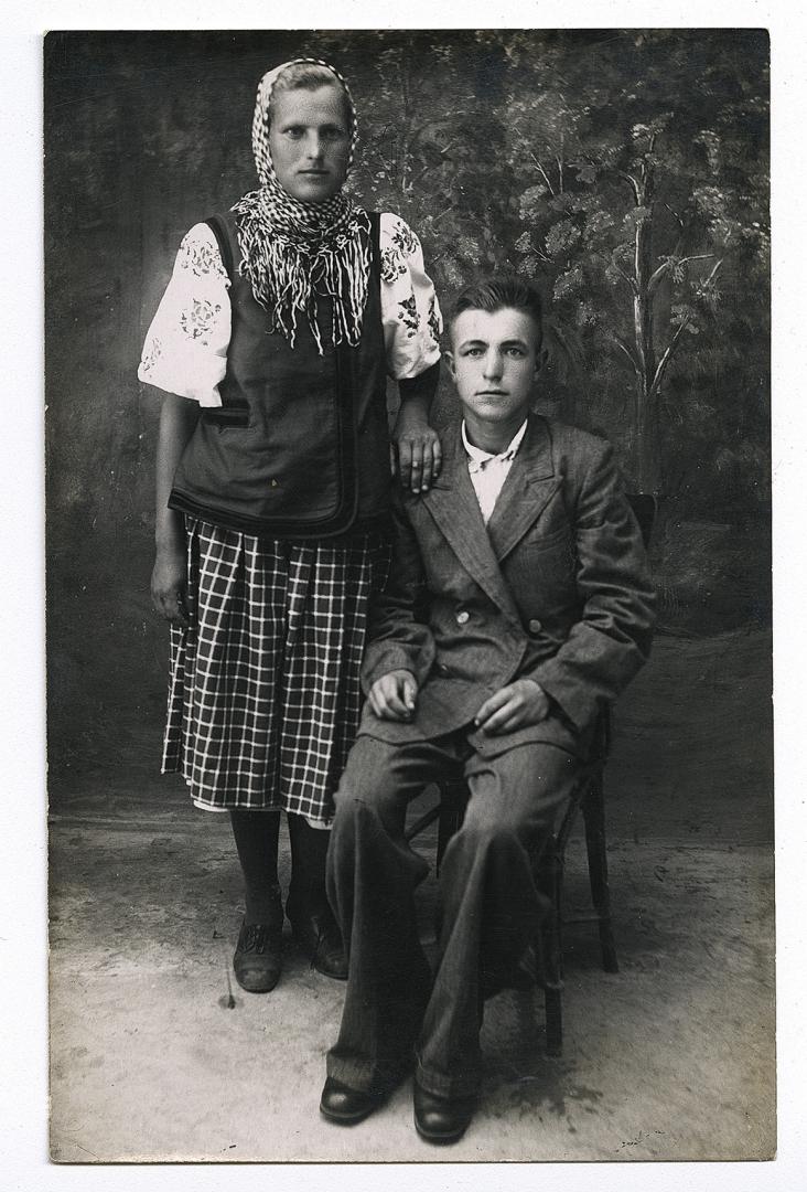 Жінка у народному вбранні та чоловік