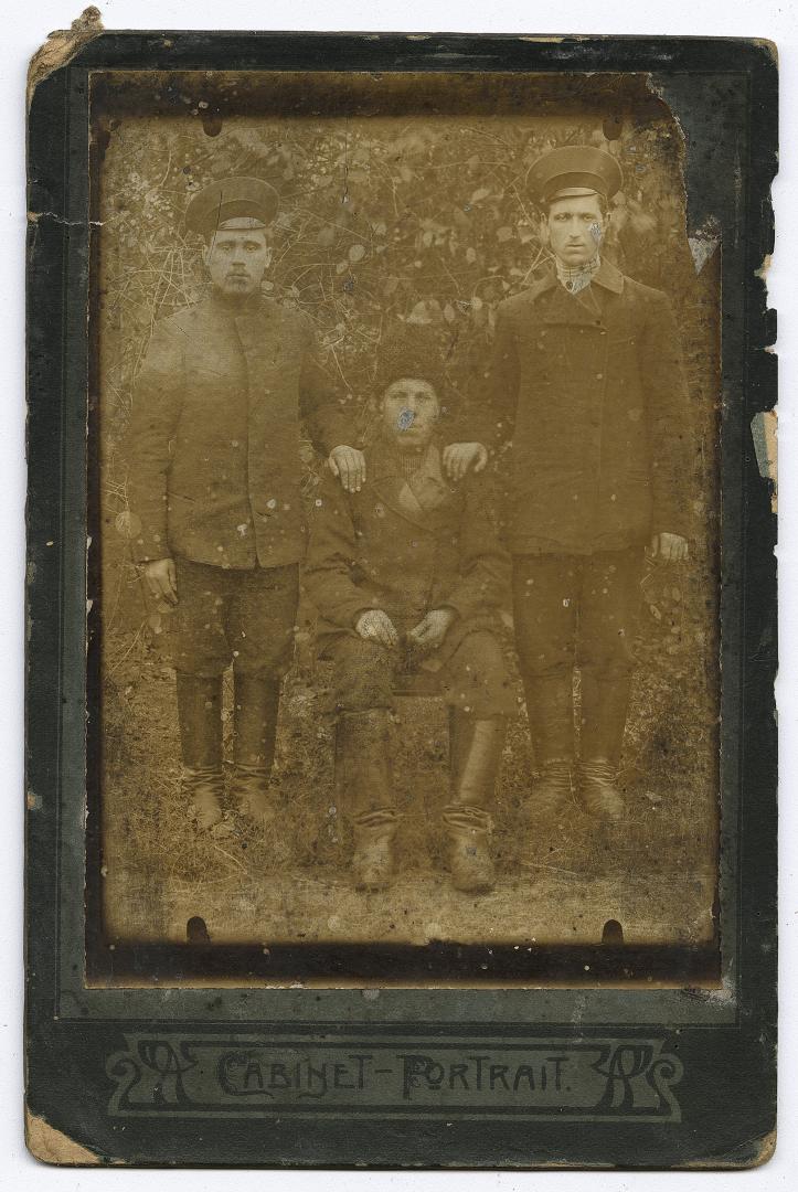 Троє чоловіків