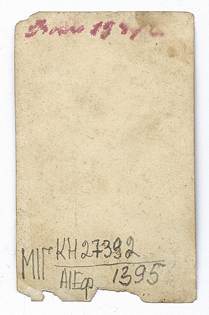 Жінка та дівчинка у вишитій сорочці