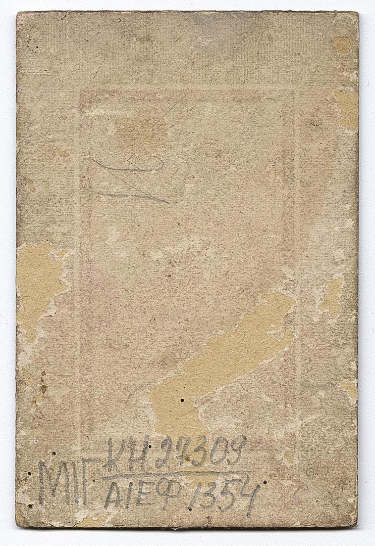 Чоловік у вишитій сорочці із дівчинкою на руках