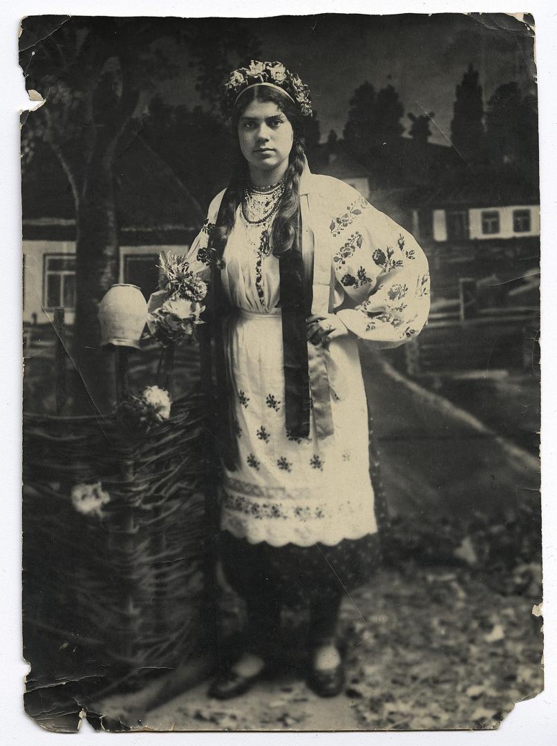 Віта Чопова у стилізованому народному вбранні