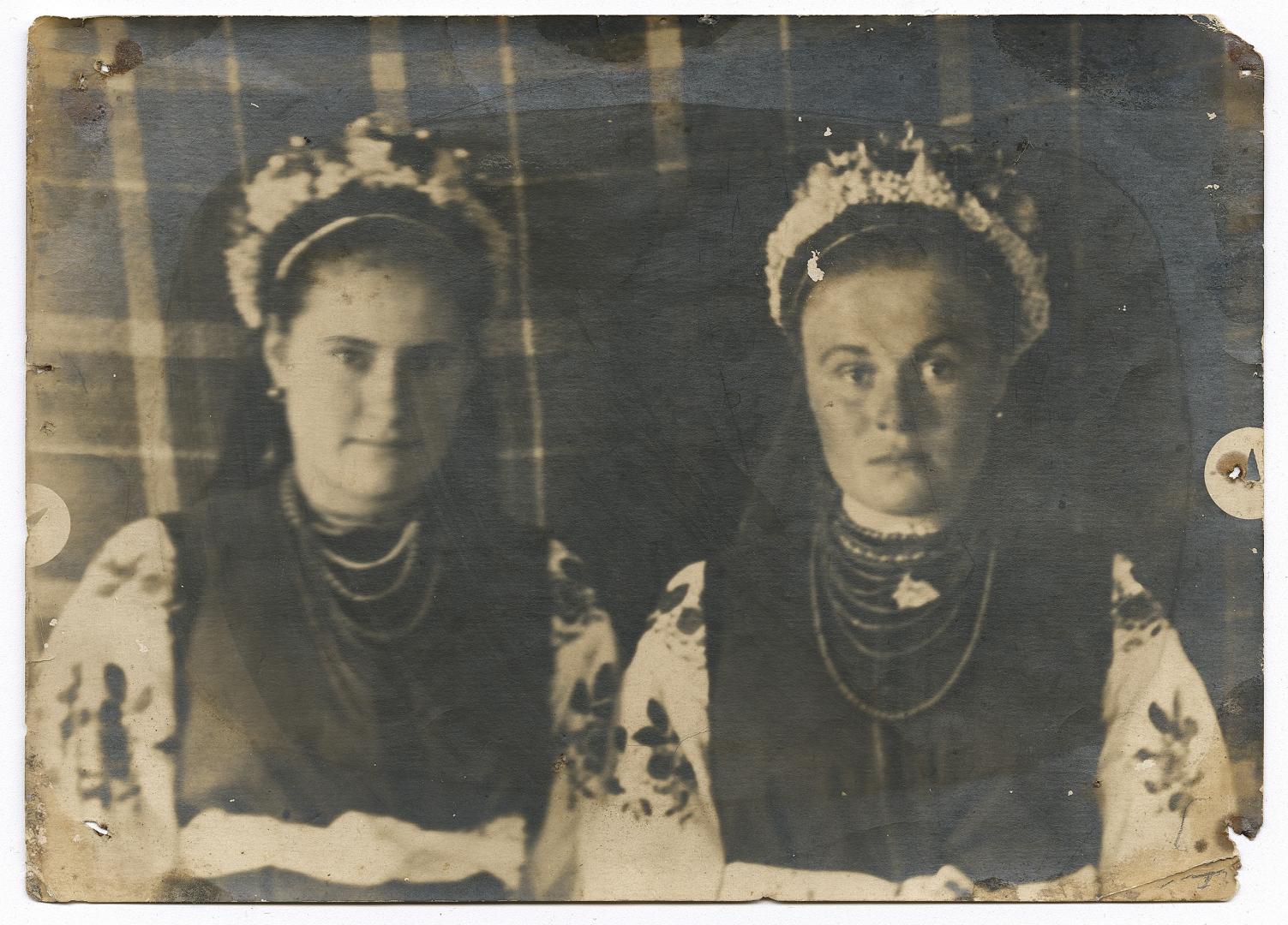 Погрудне весільне фото двох дівчат у народному вбранні 