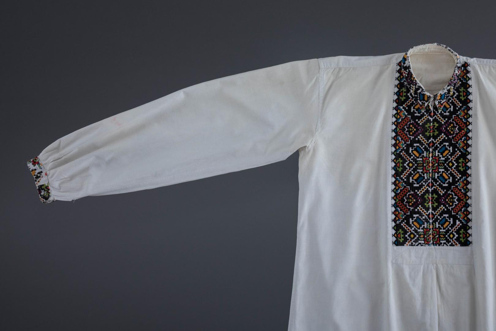 Men's embroidered shirt