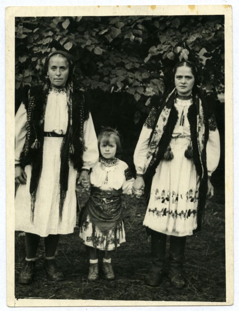 Photo. Three generations of Hutsuls wearing folk attire