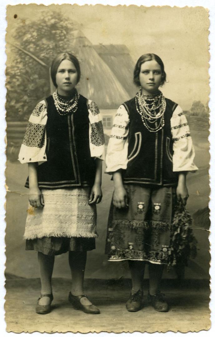 Фото. Двоє дівчат у народному вбранні