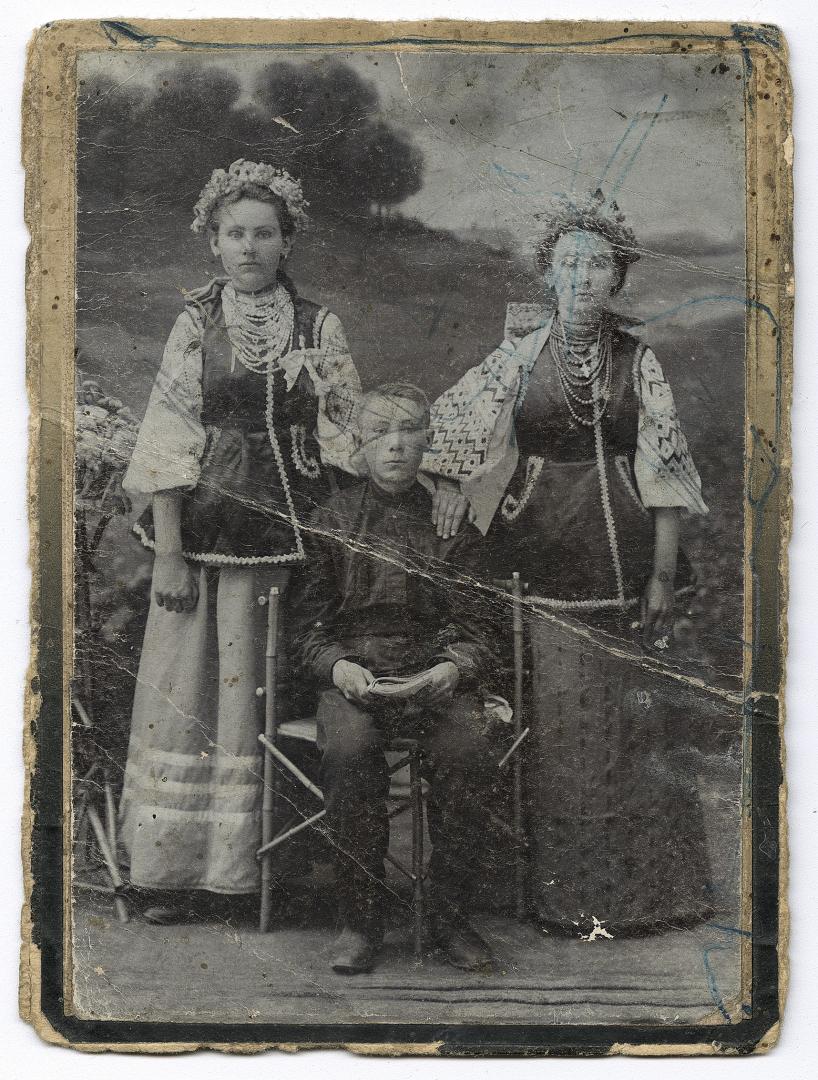 Двоє дівчат у народному вбранні та хлопчик