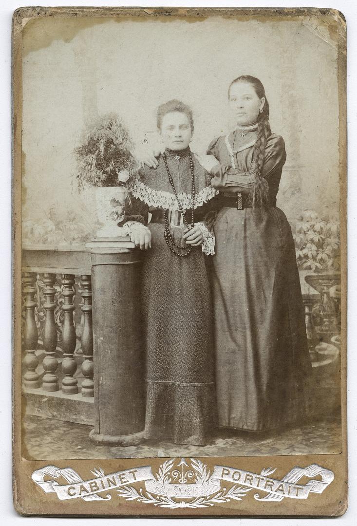 Дві жінки у міщанському вбранні