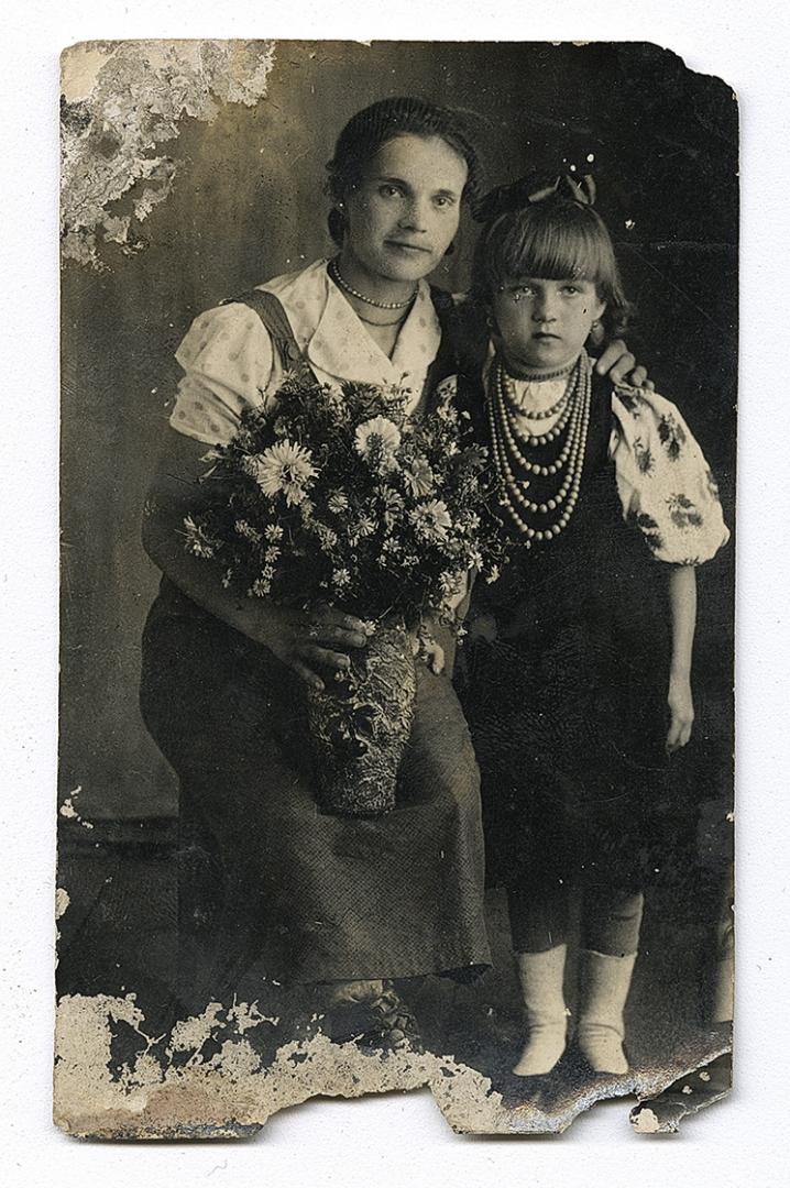 Жінка та дівчинка у вишитій сорочці