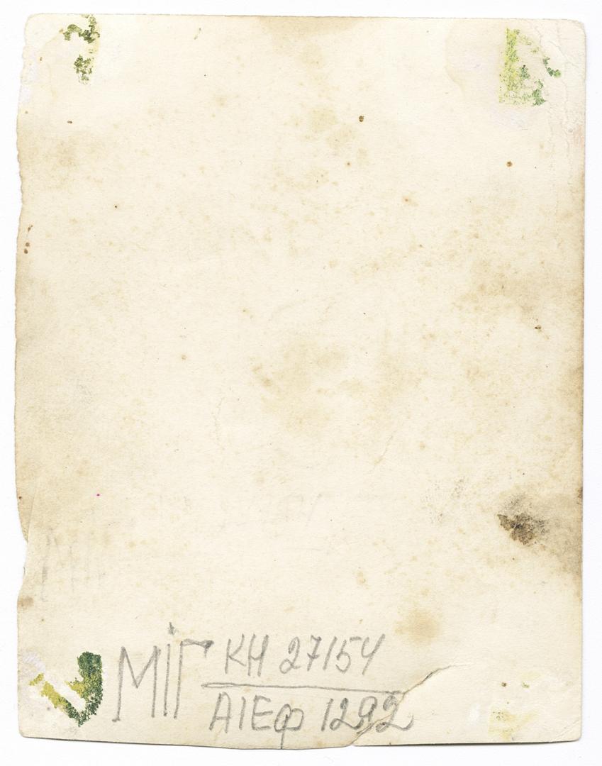 Дівчинка та жінка у народному вбранні