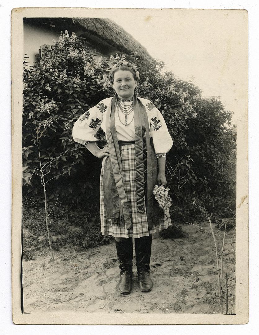 Дівчина у народному вбранні