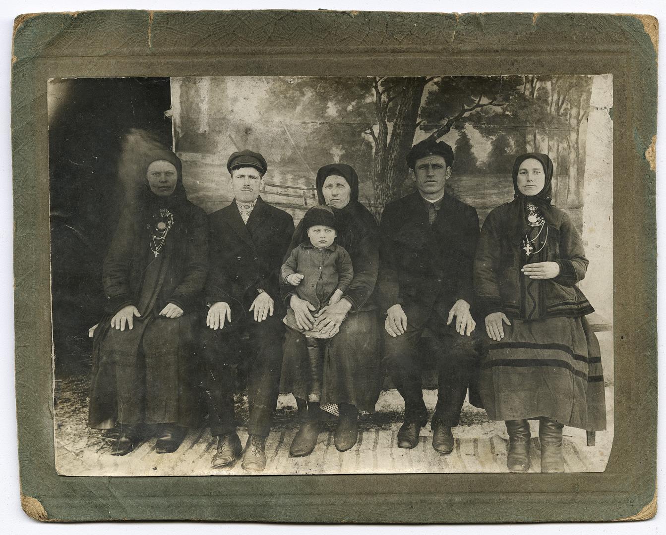 Три жінки, хлопчик і двоє чоловіків, один у вишитій сорочці