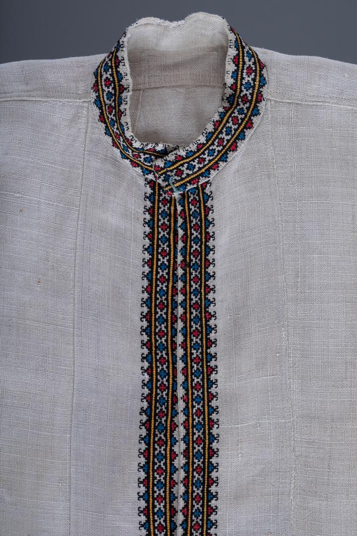 Men's embroidered shirt