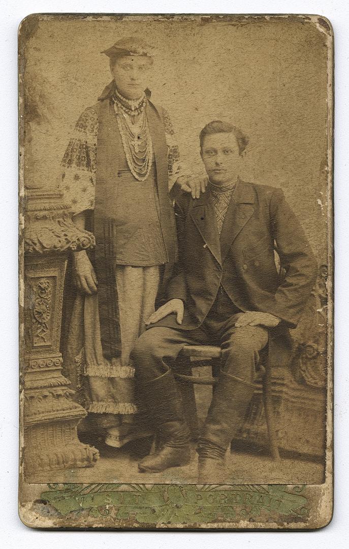 Жінка у народному вбранні та чоловік у вишитій сорочці