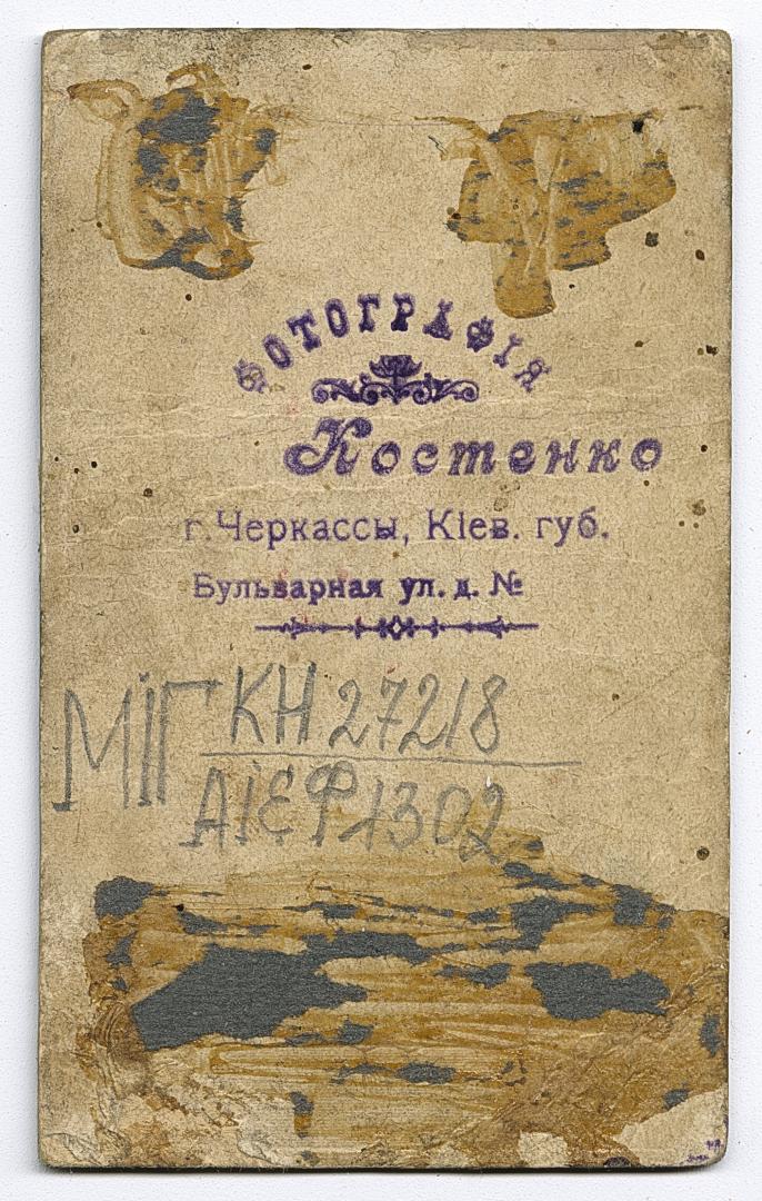 Дівчинка у багаторядному намисті і хлопчик