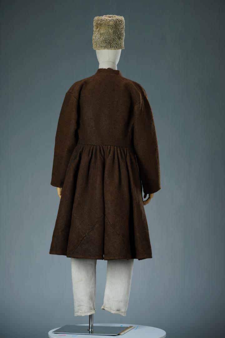 Men's casual attire
