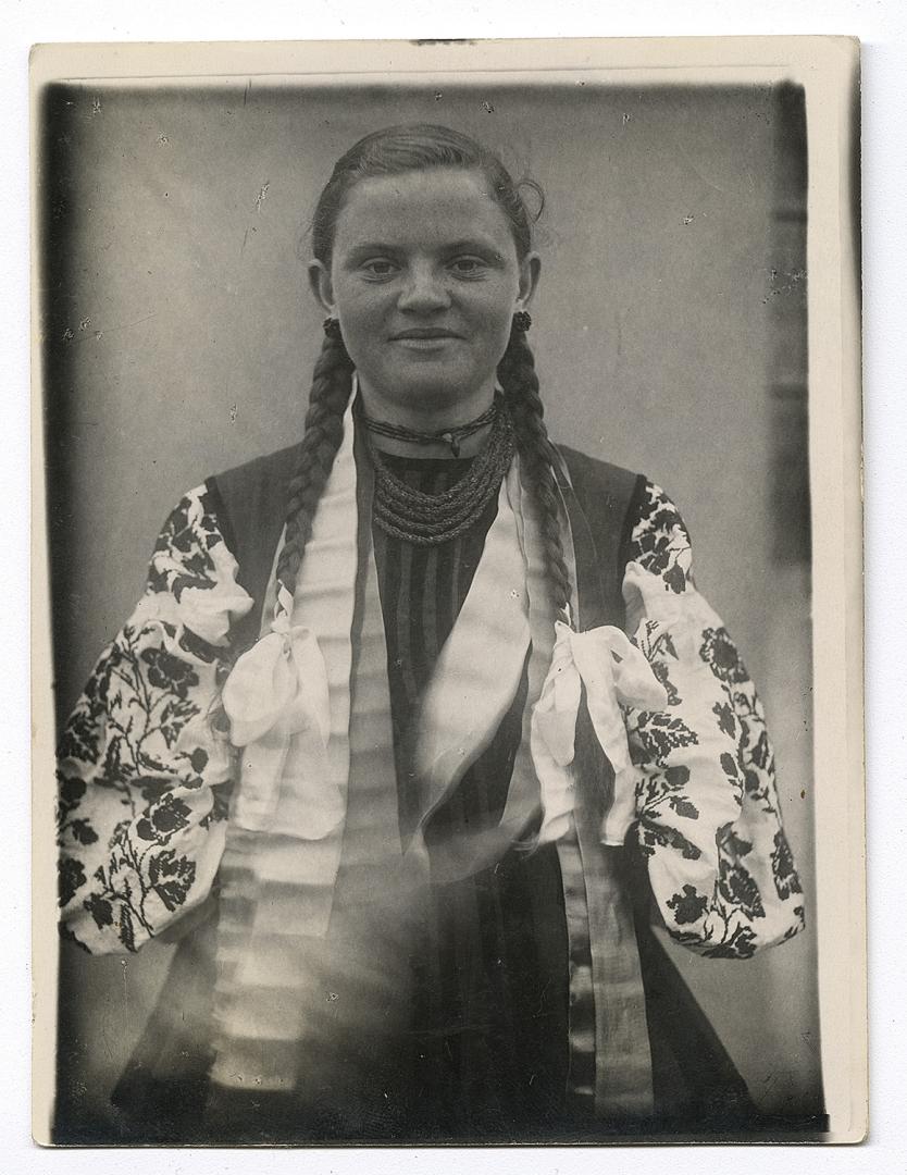 Дівчина у народному вбранні