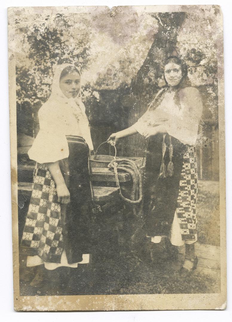 Постановочне фото. Жінки біля криниці