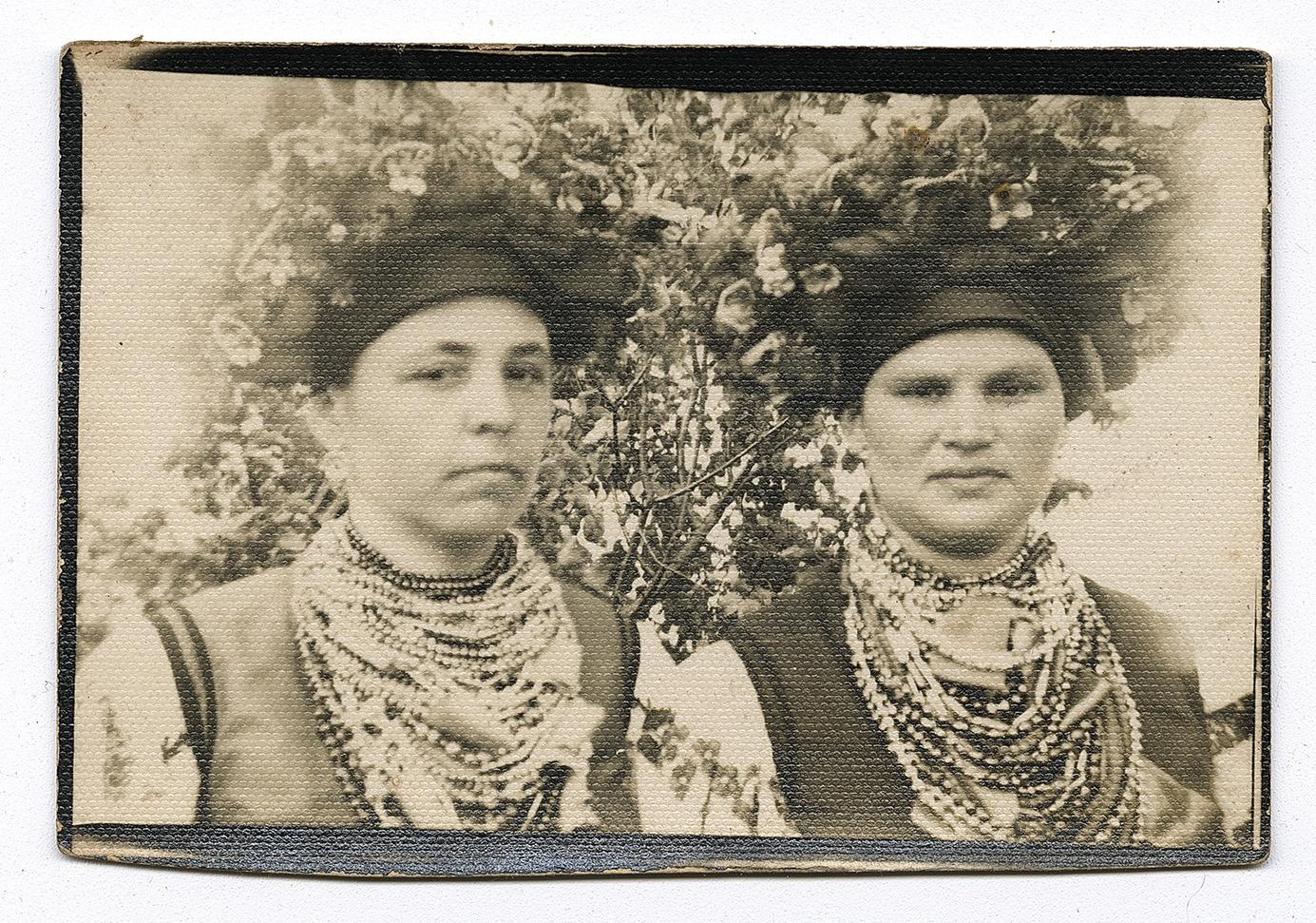 Наречена із дружкою