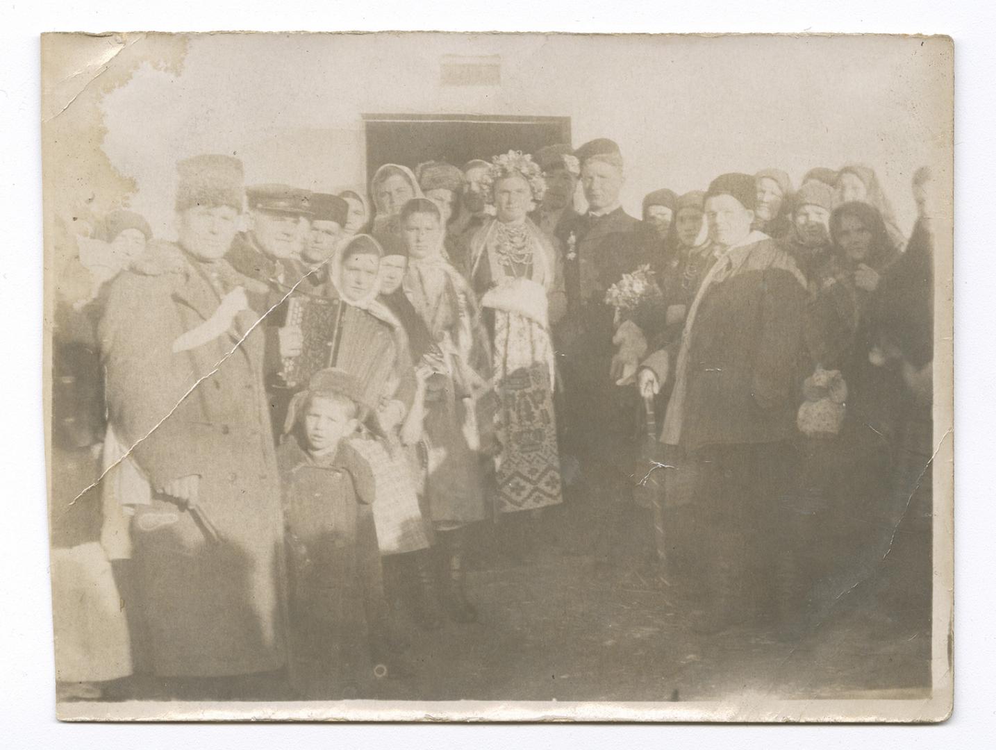 Весільний гурт біля хати