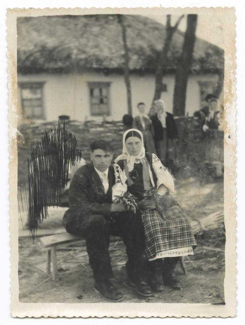 Молода пара біля хати